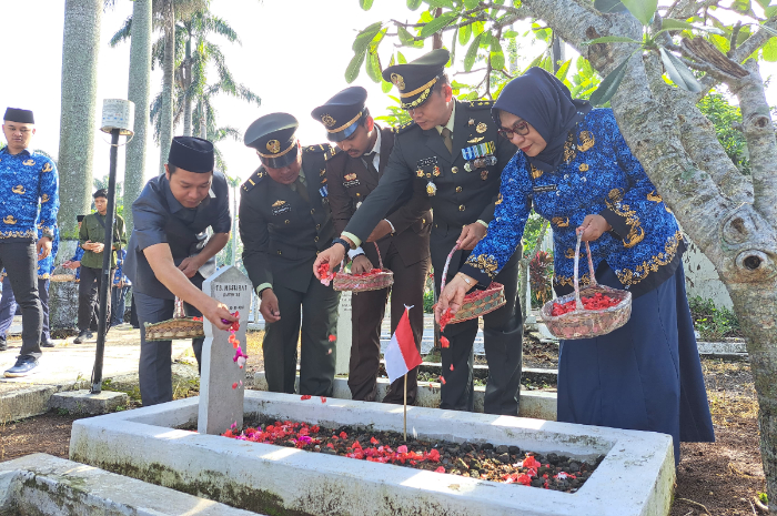Ziarah dan tabur bunga di momen HUT Korpri ke-53 di TMP Dreded.