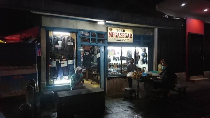 Toko Fashion legendaris Mega Segar di Bogor.