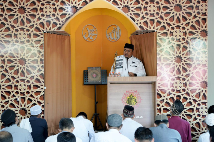 Atang Trisnanto saat sedang mengisi khutbah Jumat di wilayah Bogor Barat