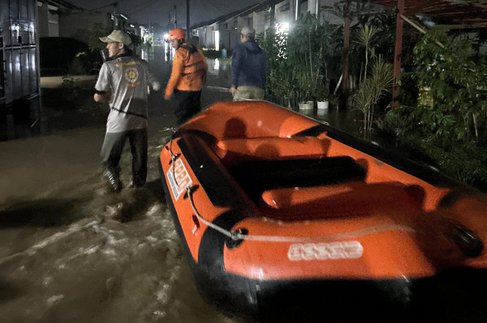BPBD Kabupaten Bogor menyiapkan perahu untuk mengevakuasi warga korban banjir.