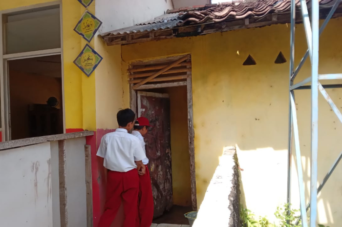 Sejumlah siswa memperlihatkan kondisi toilet SDN 02 Tamansari di Rumpin Bogor yang tak bisa digunakan.