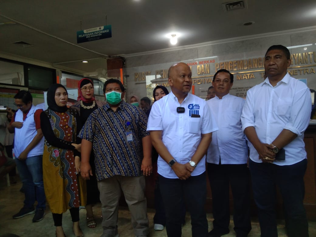 Cawagub Jabar, Ilham Habibie saat mengunjungi klinik mata Hasri Ainun Habibi.