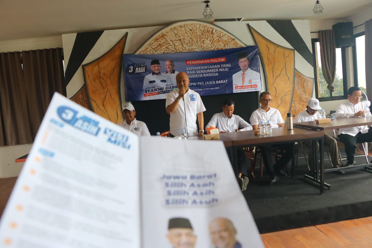 Calon Wakil Gubernur Jawa Barat, Ilham Habibie saat temui warga di Cijeruk, Kabupaten Bogor, Jawa Barat. Rabu (20/11/2024).