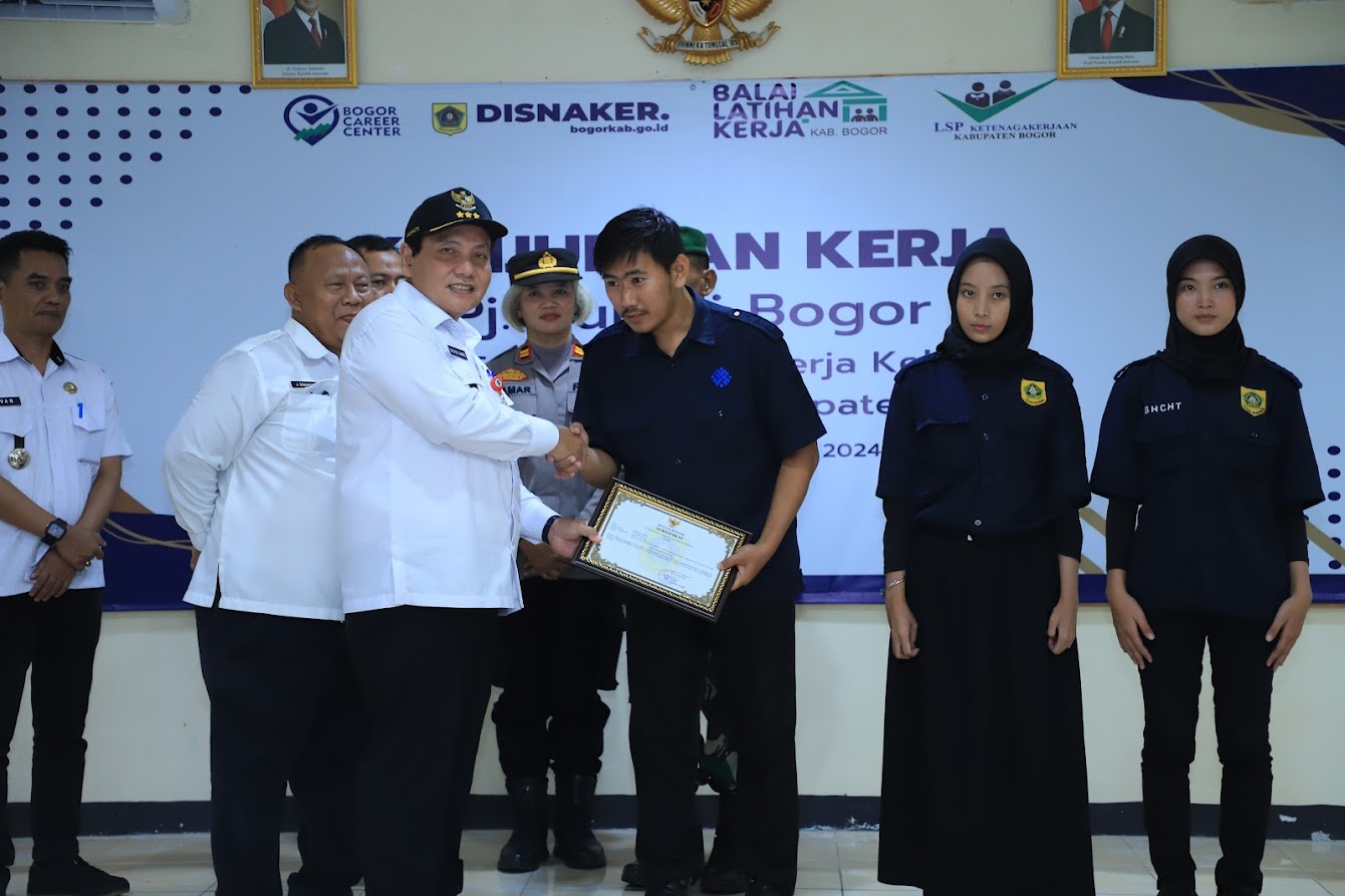 Pj Bupati Bogor Bachril Bakri saat kunker ke BLK Dinas Tenaga Kerja Kabupaten Bogor Rabu (20/11/2024).