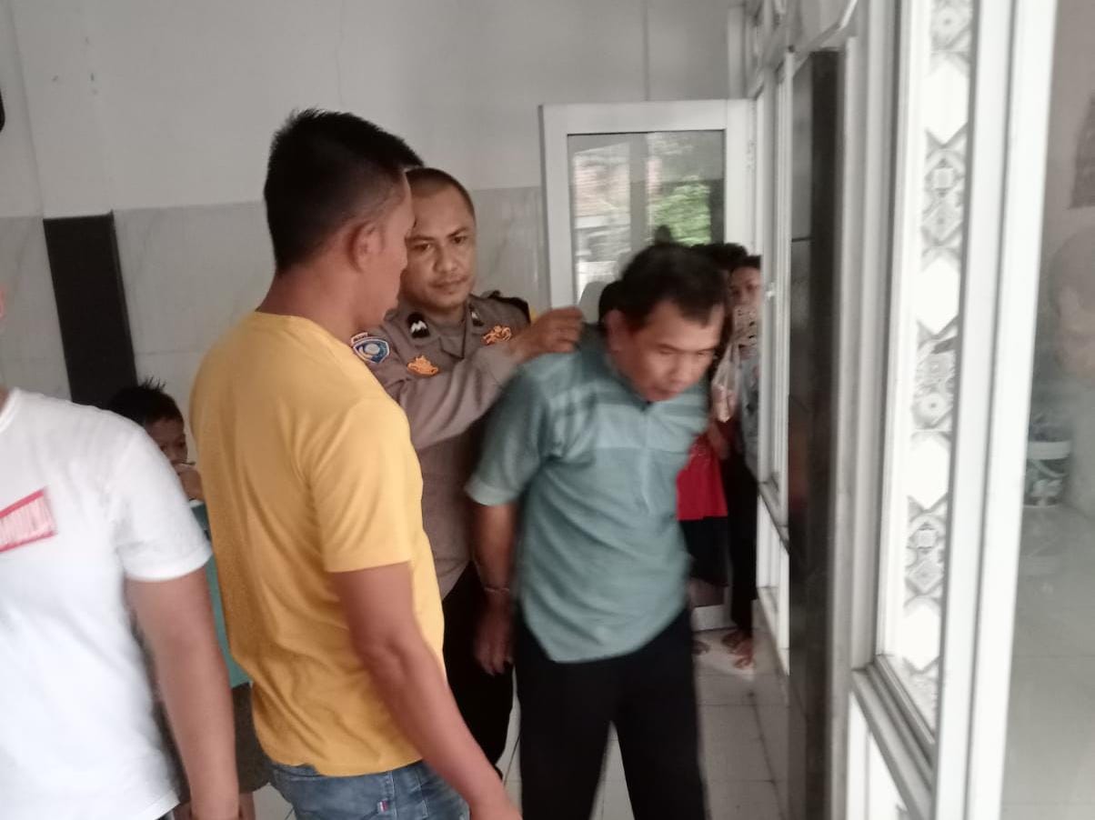 Seorang pria paruh baya kepergok berbuat terlarang di musala Hidayatul Ikhsan, Desa Sukamulya, Kecamatan Rumpin, Kabupaten Bogor, Kamis (21/11/2024).