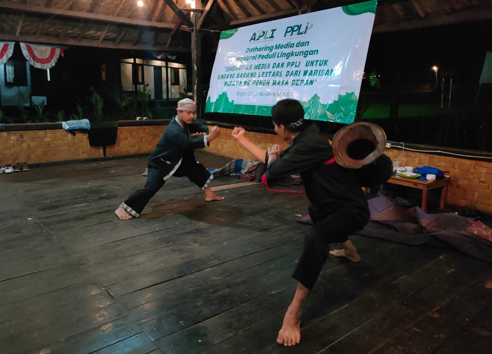 Atraksi seni budaya silat parebut seeng di Kampung Bidaya Sindang Barang Bogor.