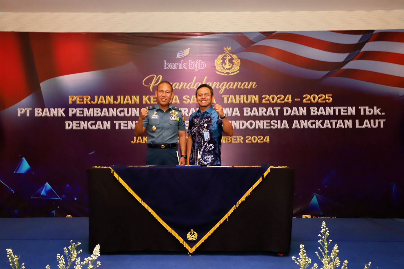 Perwakilan dari bank bjb dan TNI AL melakukan penandatanganan PKS pada Rabu (20/11/2024), di Meeting Room Aster 1 Avenzel Hotel dan Convention Cibubur, Jakarta.