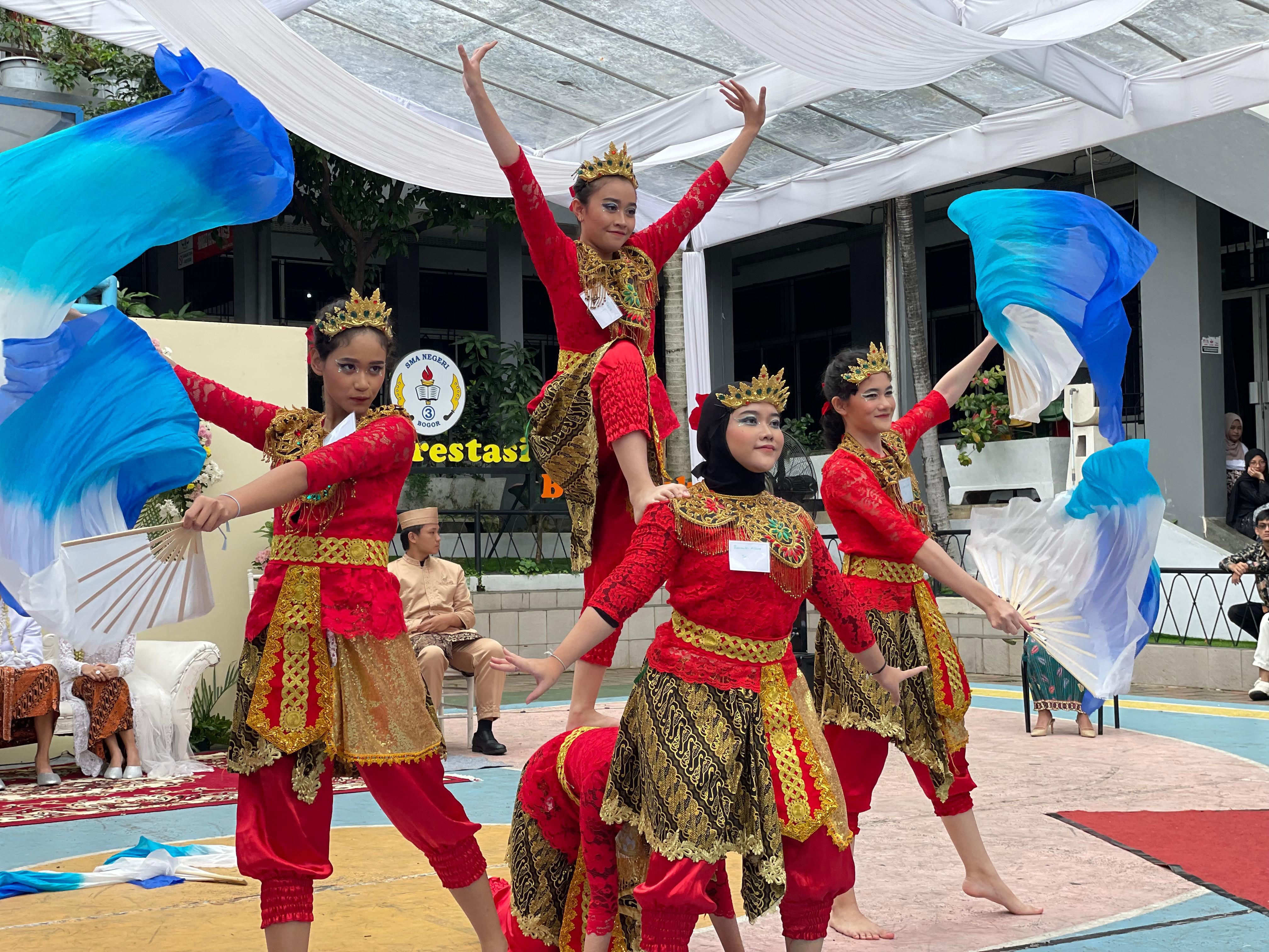 Momen saat berlangsungnya praktik pernikahan khas Sunda, yang jadi program besar dari Sekolah Masagi di SMAN 3 Bogor