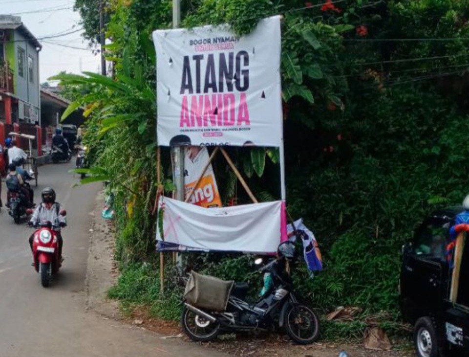 Baliho Cawalkot Bogor Atang Trisnanto yang rusak.