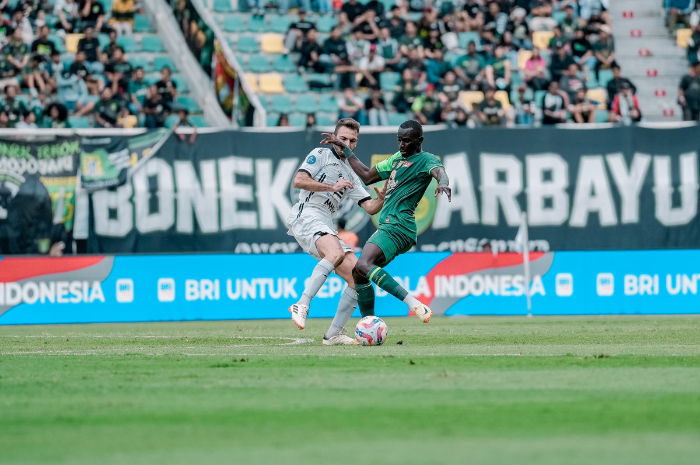 Unggul 2&ndash;1, pemain Persebaya Flavio Silva berusaha mengatasi kawalan ketat pemain Persija Jakarta.