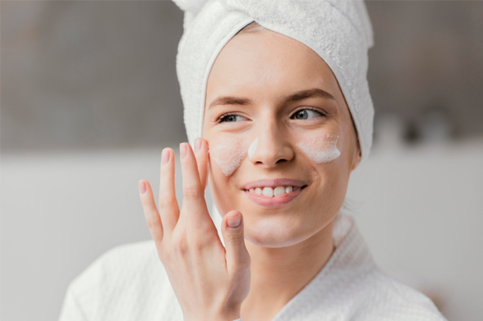 Ini dia bahan-bahan pengganti skincare etiket biru yang mampu mencerahkan kulit sekaligus menyamarkan noda hitam seefektif hidroquinon.