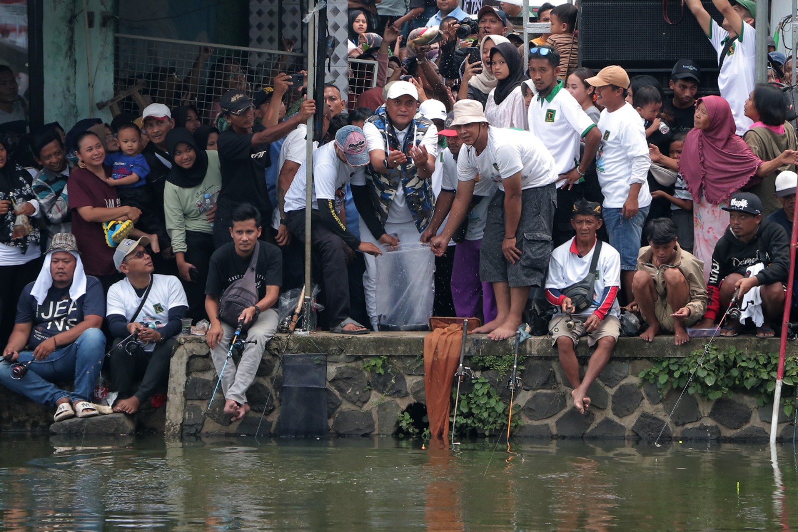 Calon Bupati Bogor, Rudy Susmanto menebar ikan Setu Sela, Sukaraja, Kabupauten Bogor, Jawa Barat Sabtu (23/11/2024).