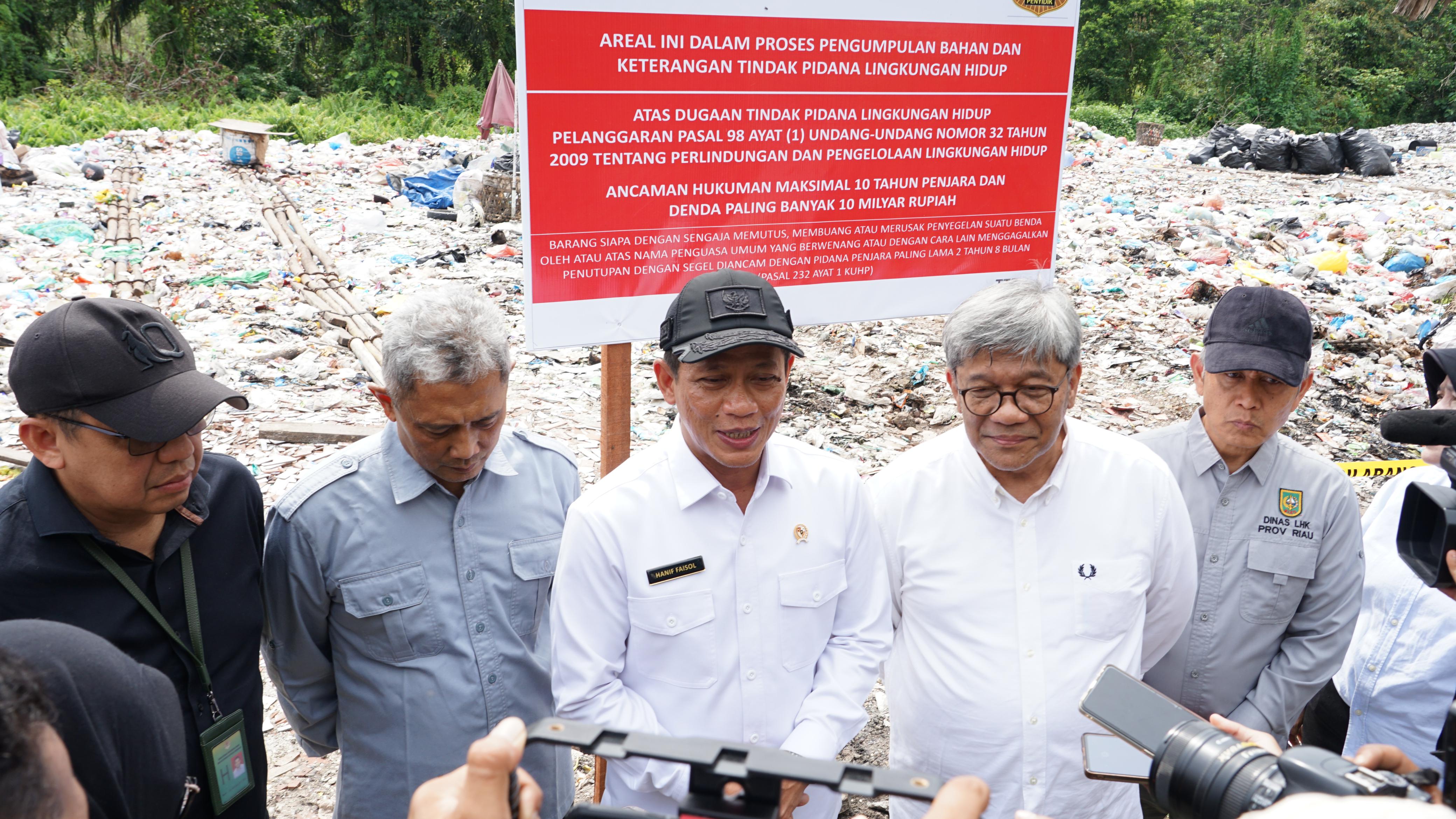 Menteri LH/BPLH Hanif Faisol menutup TPA liar di Kampar Riau saat kunjungan kerja Sabtu (23/11/2024).