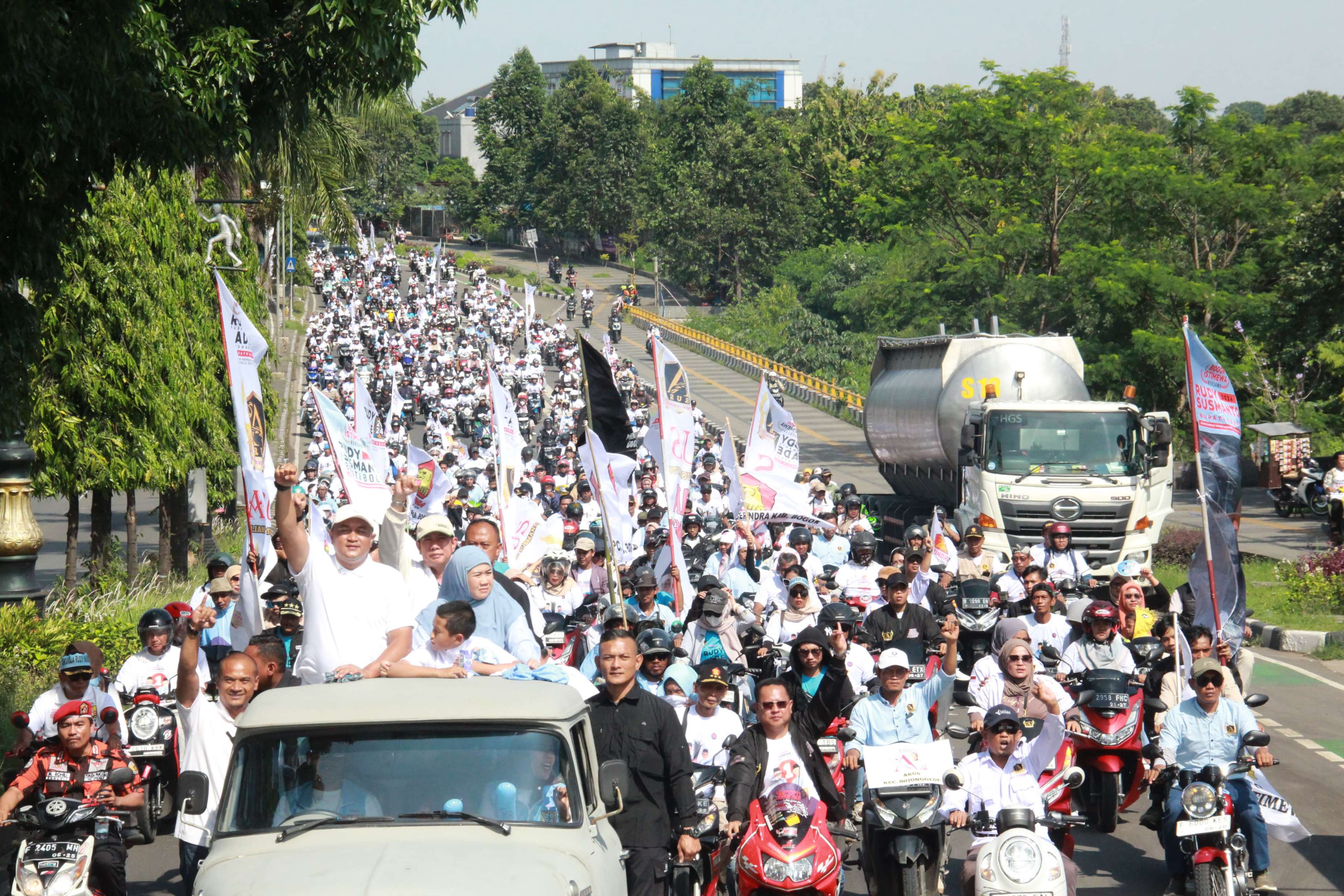 Cabup Bogor nomor urut 1, Rudy Susmanto diarak ribuan relawan se-Dapil 1 Kabupaten Bogor menuju lokasi Kampanye Akbar.