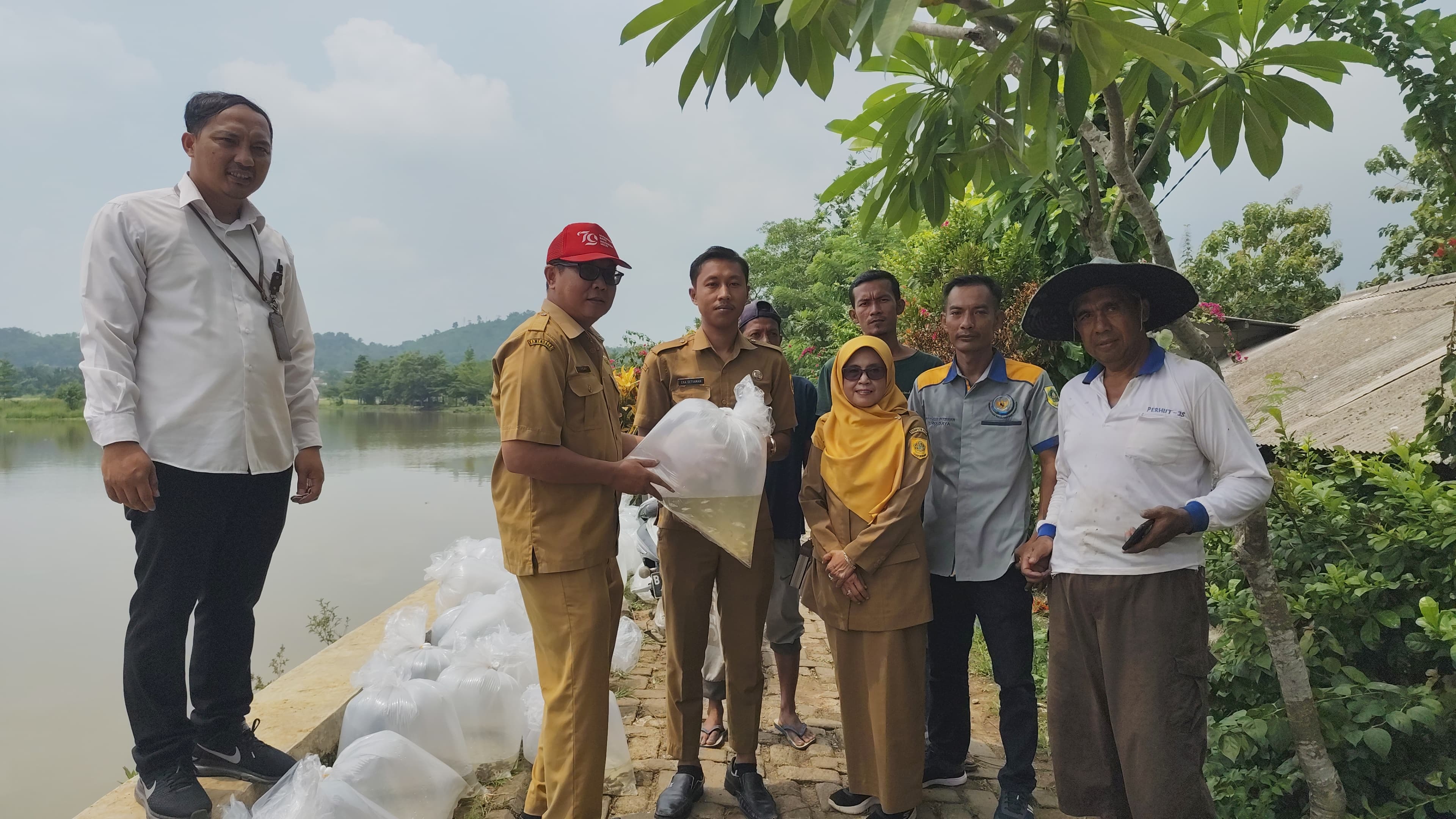 Sebanyak 10 ribu ekor benih ikan tawes disebar di Situ Cinangsih, Desa Cikuda, Kecamatan Parung Panjang, Kabupaten Bogor.