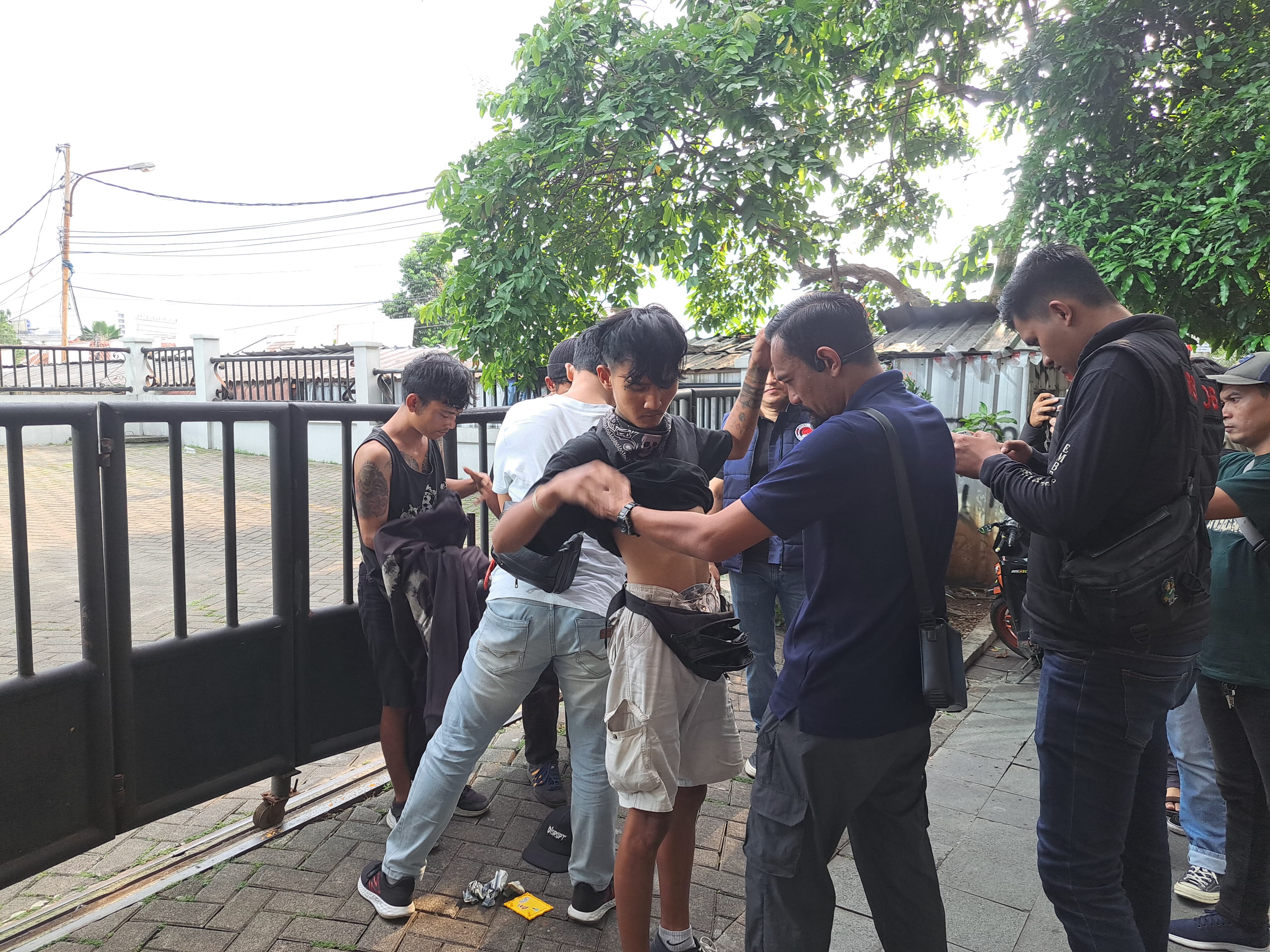 Petugas gabungan saat memeriksa dan mengamankan sejumlah pengamen. Satpol PP Kota Bogor bekal menjalankan Program Sekuter untuk menertibkan pengamen dan anak punk.