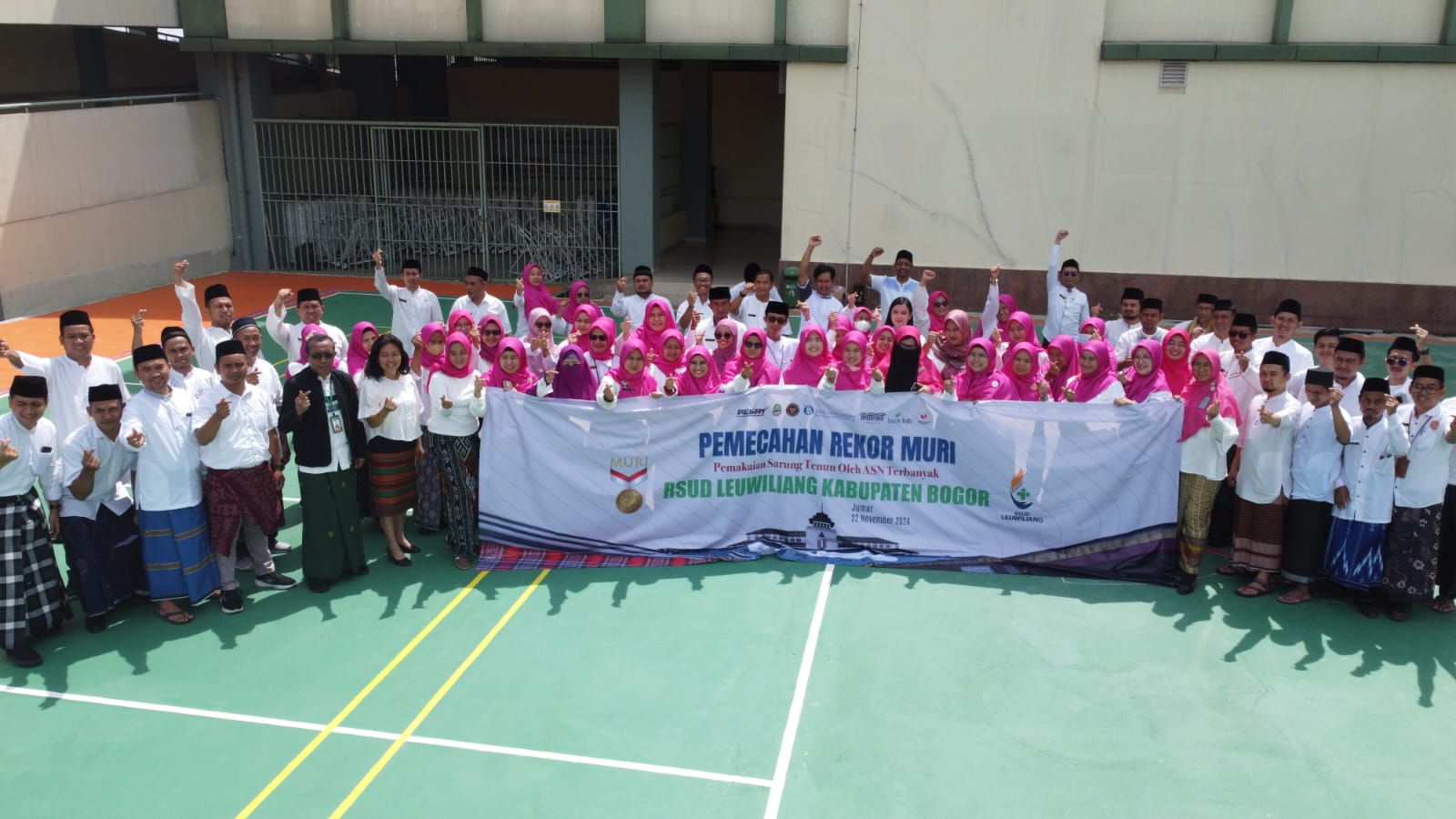 100 karyawan RSUD Leuwiliang ikut berpartisipasi dalam pemecahan Rekor MURI Sarung Tenun Majalaya.