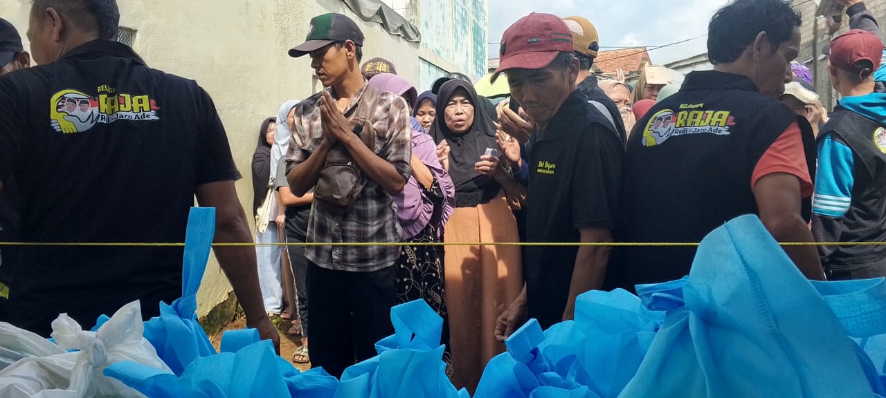 Bazar semkabo murah yang digelar  Relawan Rudy Susmanto - Jaro Ade di Kampung Tipar, Desa Ciawi, Kecamatan Ciawi, Kabupaten Bogor pada Sabtu (23/11).