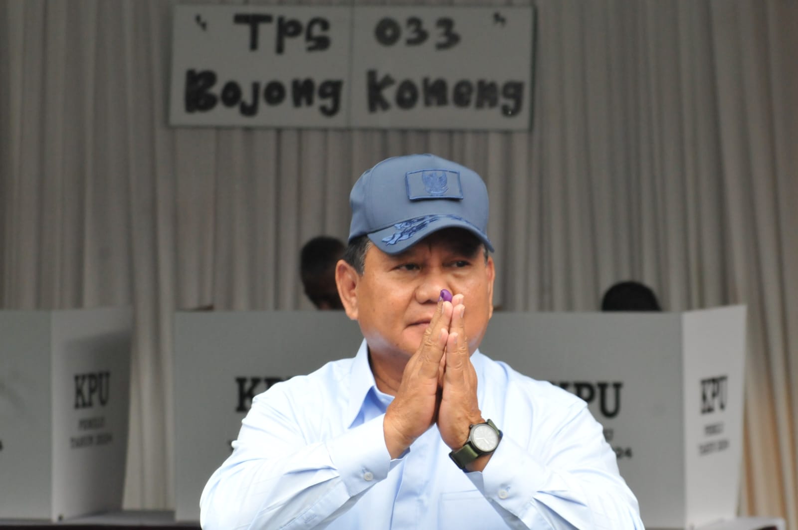 Prabowo Subianto saat gunakan hak pilihnya di TPS 33, Bojong Koneng, Kabupaten Bogor pada Pilpres 2024.