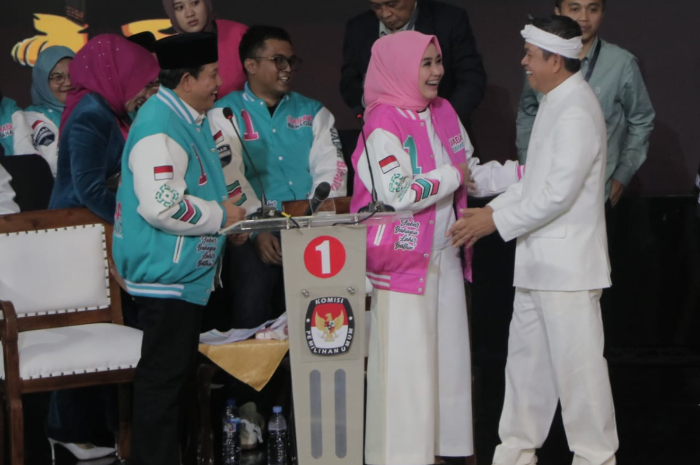 Cagub Dedi Mulyadi (kanan) bersalaman dengan calon lain saat debat di Ciawi, Kabupaten Bogor, Sabtu (23/11).