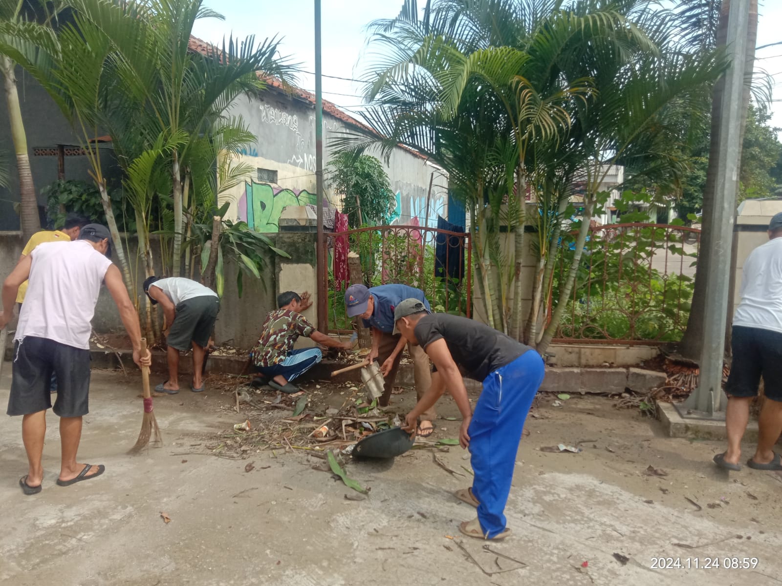 Warga Kampung Malang Nengah, Desa Ciseeng, Kecamatan Ciseeng, Kabupaten Bogor bebersih lingkungan.