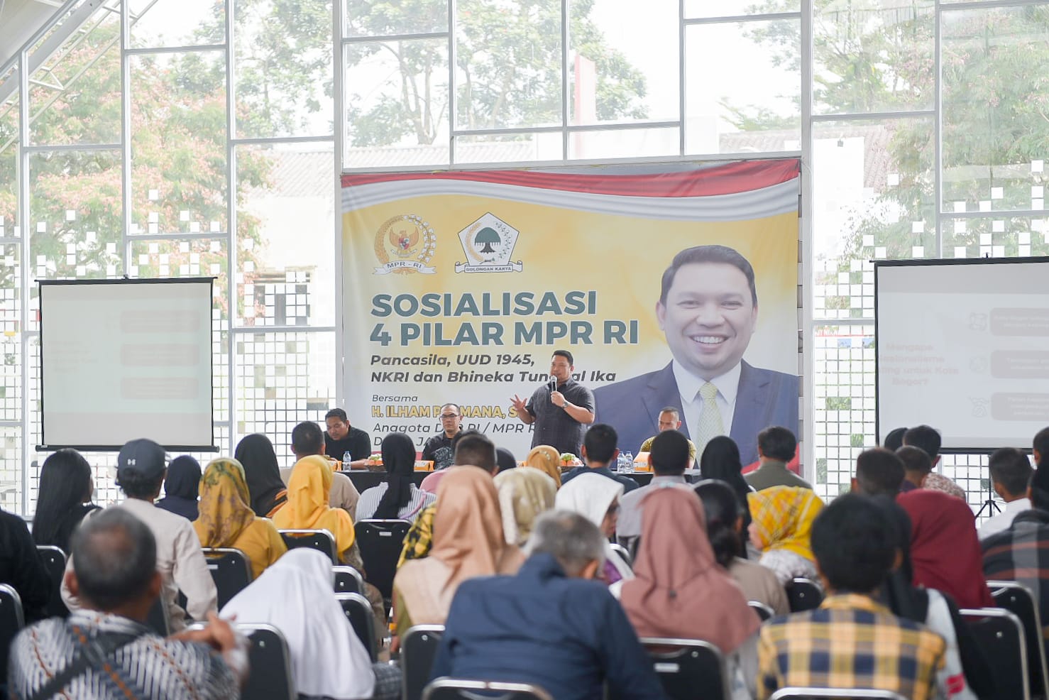 Anggota MPR DPR RI dan politisi Partai Golkar Ilham Permana saat mengadakan sosialisasi Empat Pilar Kebangsaan di Kota Bogor pada Minggu (25/11/2024).