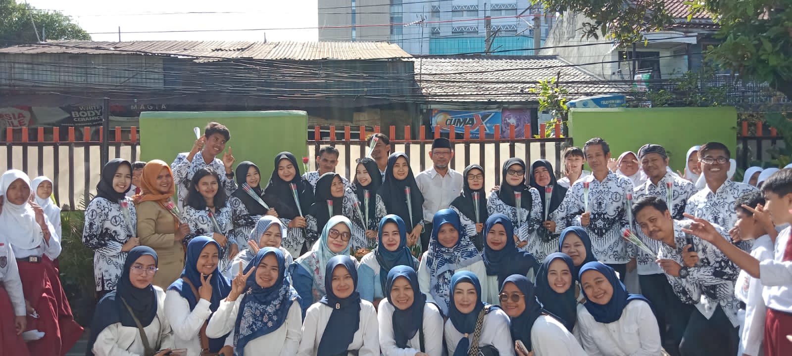 Berfoto bersama di sela acara peringatan Hari Guru di SD Kebon Pedes 1 Kota Bogor.