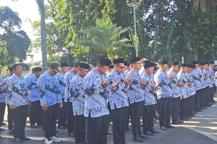 Upacara Hari Guru Nasional 2024 di Balai Kota Bogor. Kemendikdasmen menyiapkan hadiah spesial.