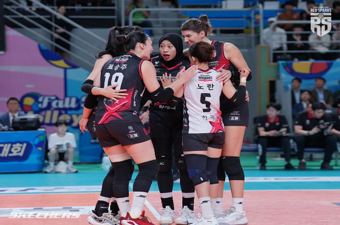 Megawati Hangestri bersama rekan tim Red Sharks.