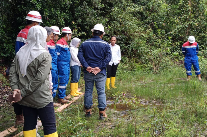 Menteri LH-BPLH Hanif Faisol saat berkunjung ke Taman Hutan Raya (Tahura) Sultan Syarif Hasyim di Provinsi Riau&nbsp;pada hari Minggu (24/11/2024).