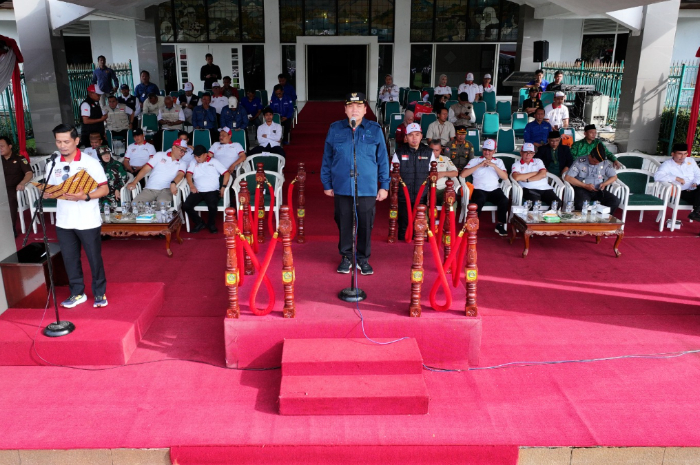 Pj Bupati Bogor saat memimpin Apel siaga diadakan di Lapangan Tegar Beriman di Cibinong pada Minggu (24/11/2024).