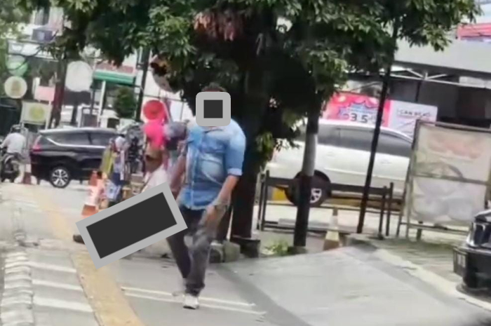 Pria dengan sajam di tangan yang diduga mengintimidasi salah satu keluarga di Kota Bogor.