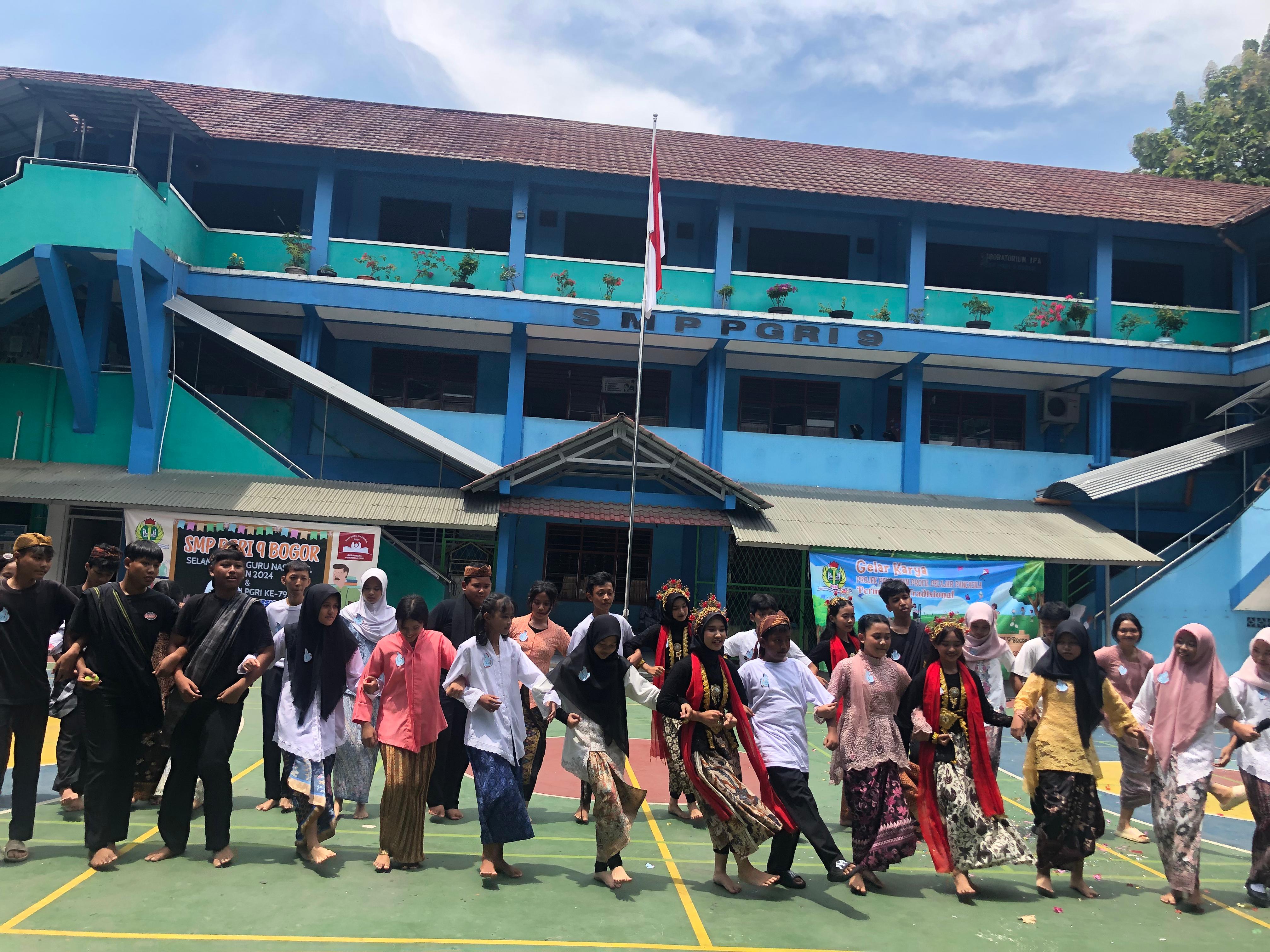 Anak didik SMP PGRI 9 Kota Bogor saat bermain permainan tradisional.