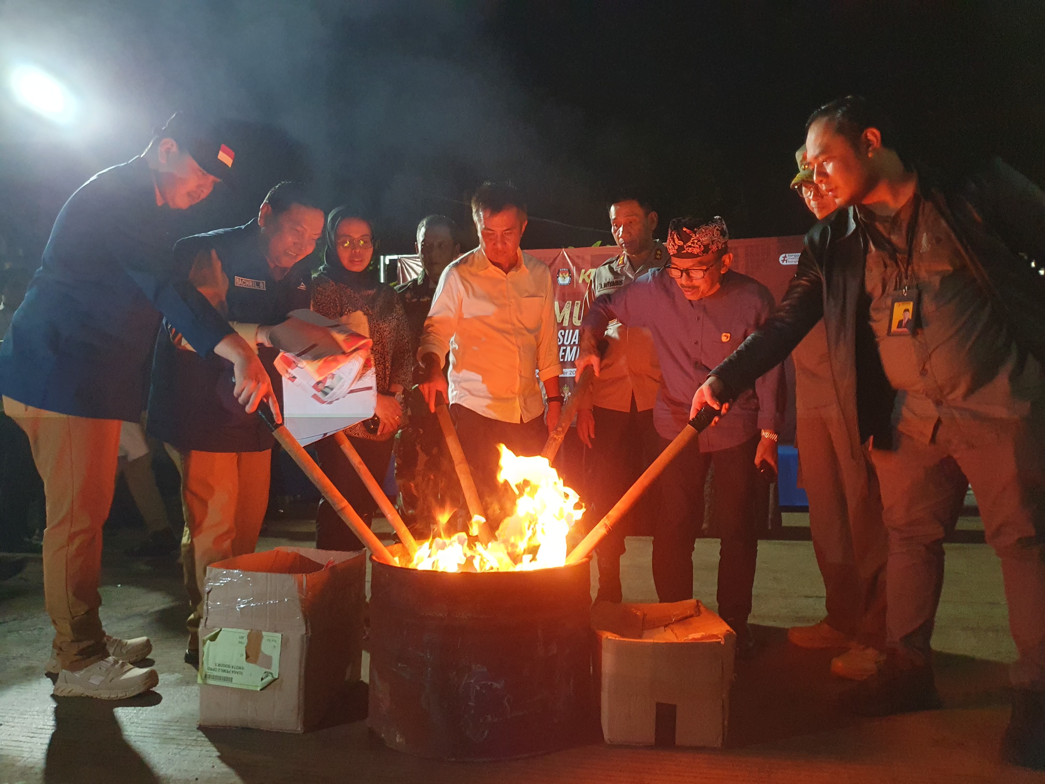 Pj Gubernur Jabar dan KPU Kabupaten Bogor saat membakar surat suara yang rusak.