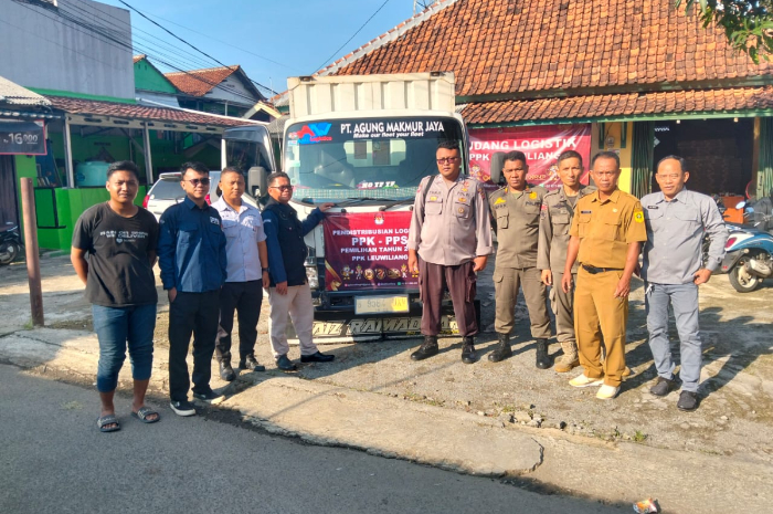 Pendistribusian logistik Pilkada 2024 di Kecamatan Leuwiliang, Kabupaten Bogor.
