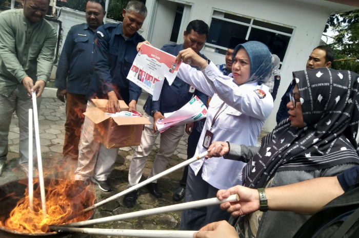 Pemusnahan surat suara yang rusak di KPU Kota Bogor.