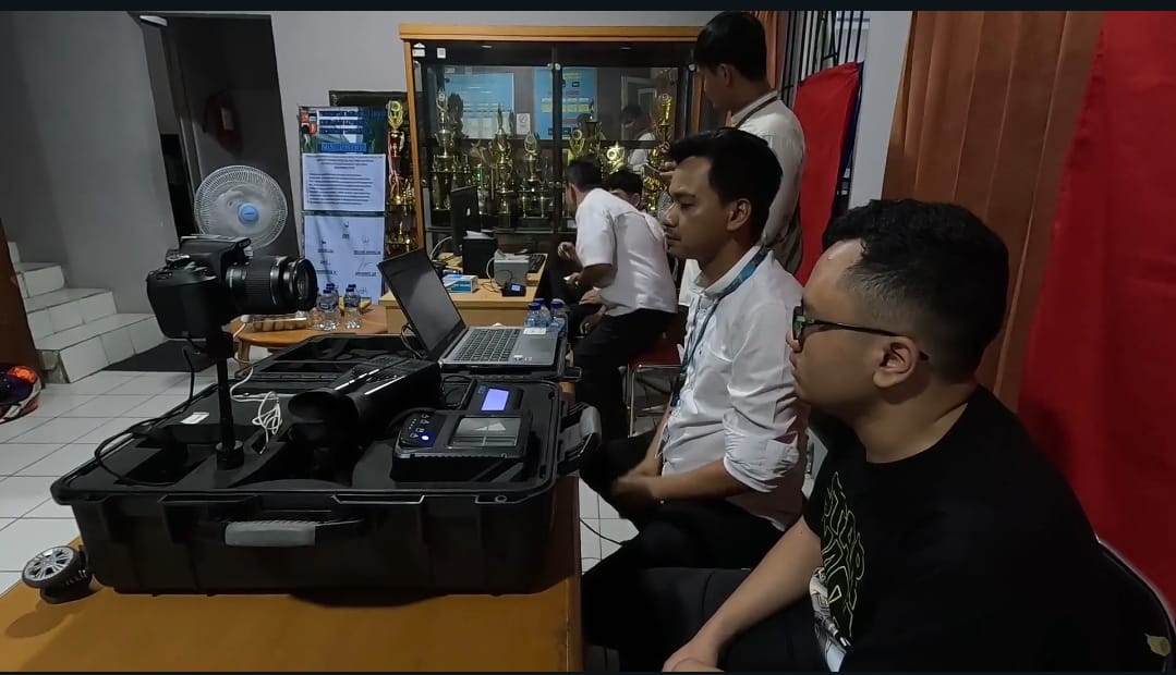 PEREKAMAN: Warga melakukan perekaman KTP elektronik. Pemilih pemula menjadi target prioritas.