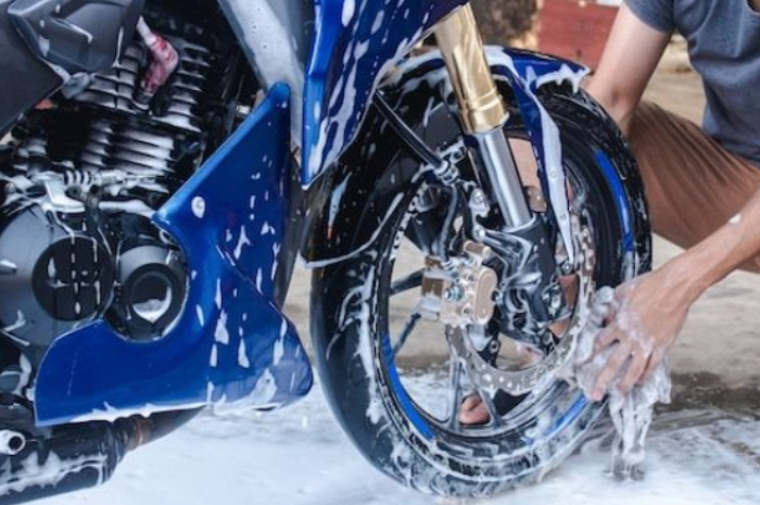 Ilustrasi cuci motor.
