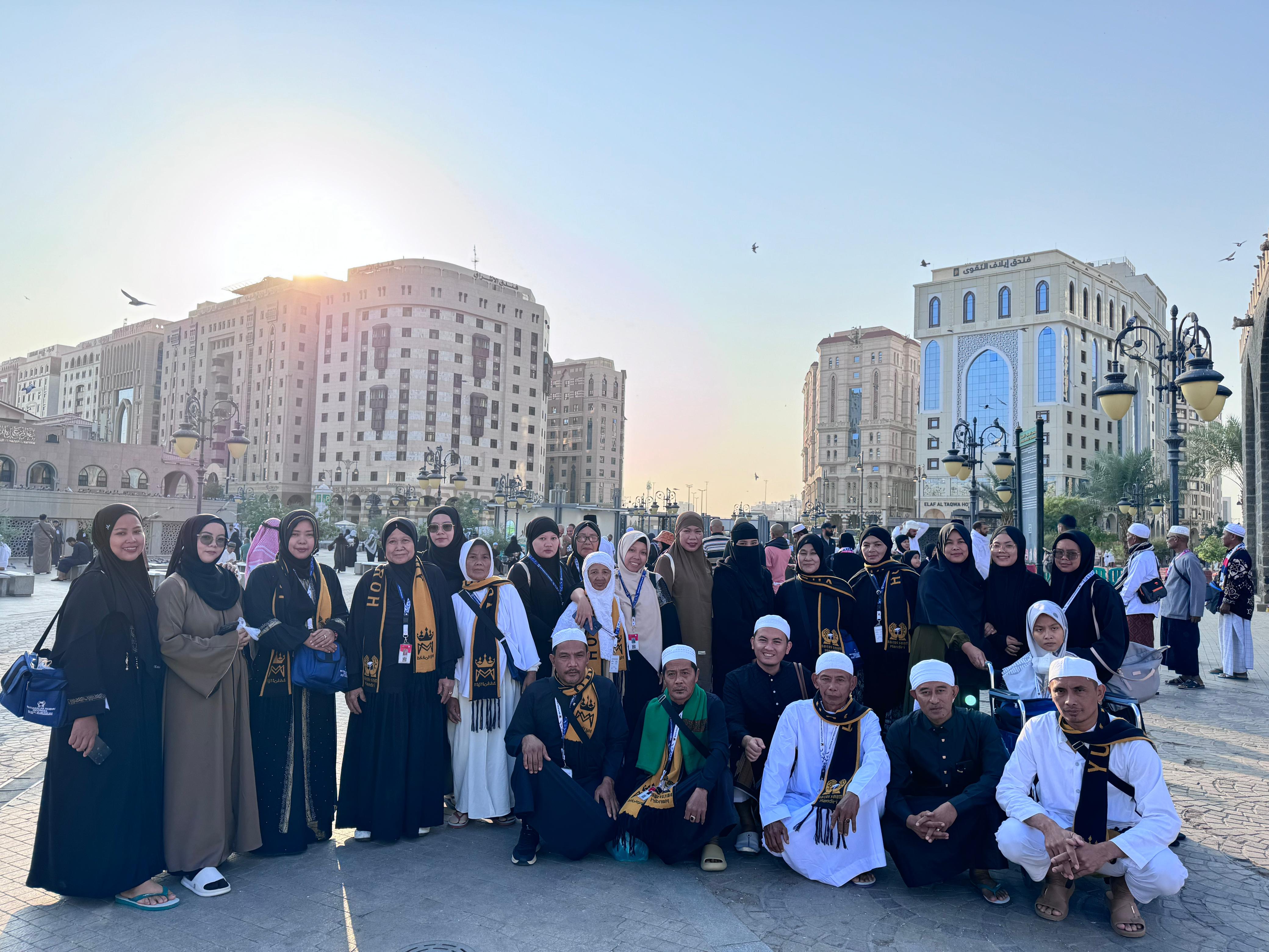Sejumlah mitra Mymozza saat akan berangkat umrah ke Tanah Suci Mekah.