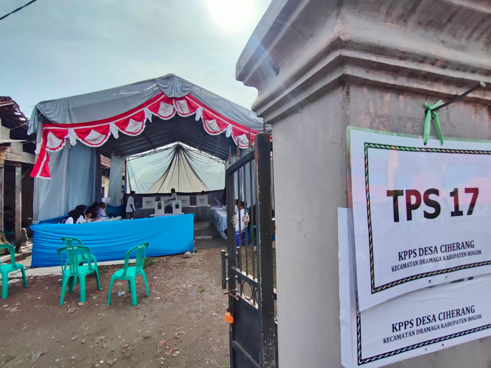 Suasana TPS 17 Ciherang Dramaga Bogor tempat Cabup Bayu Syahjohan mencoblos.