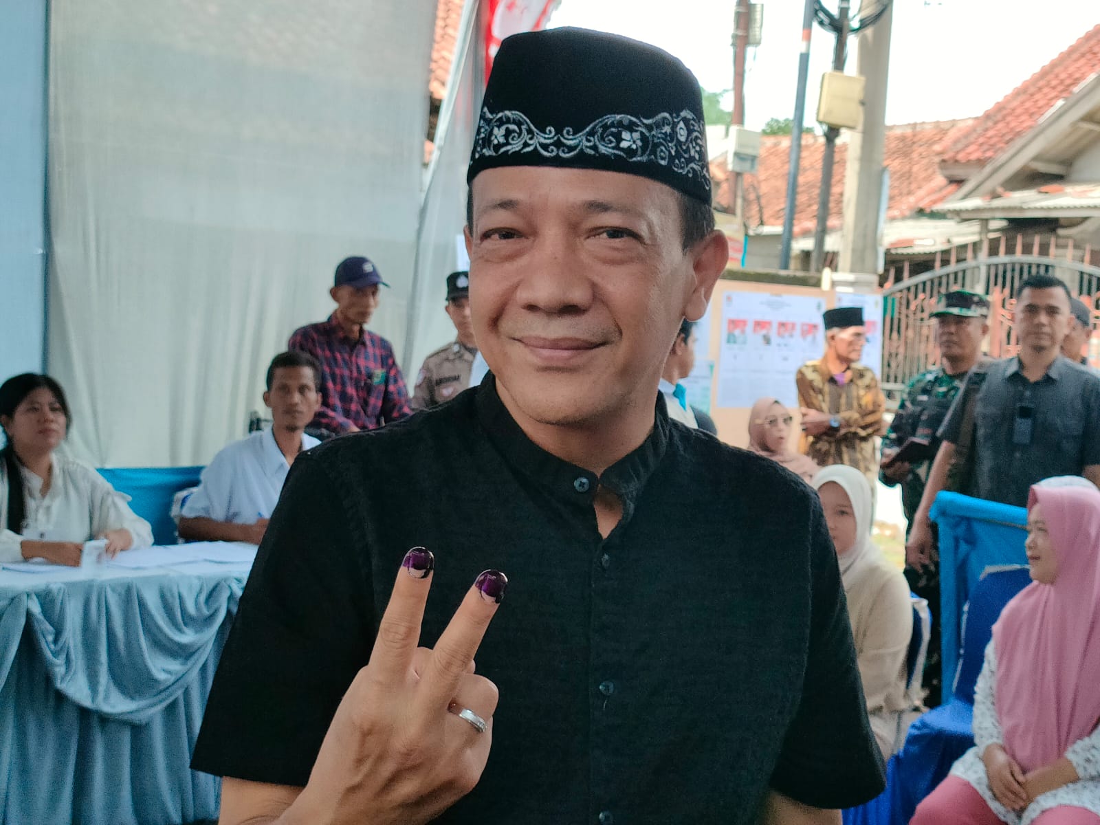 Cabup Bogor nomor urut 2 Bayu Syahjohan mengunakan hak pilihnya di TPS 17 Ciherang Dramaga.