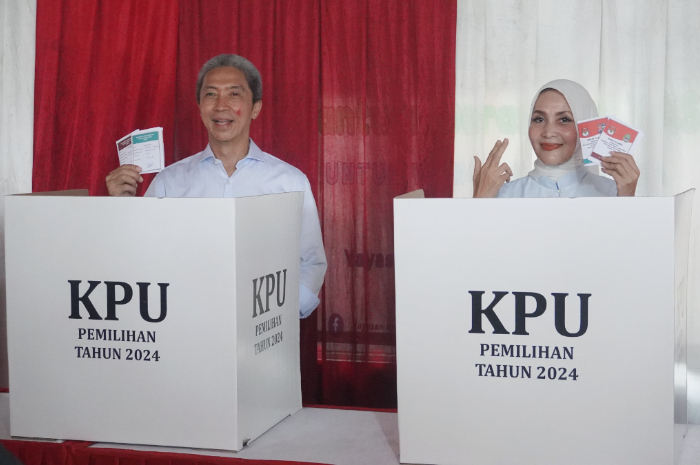 Calon Wali Kota Bogor Dedie A Rachim beserta  Istri  nyoblos di TPS 037 Kelurahan Katulampa, Kecamatan Bogor Timur.
