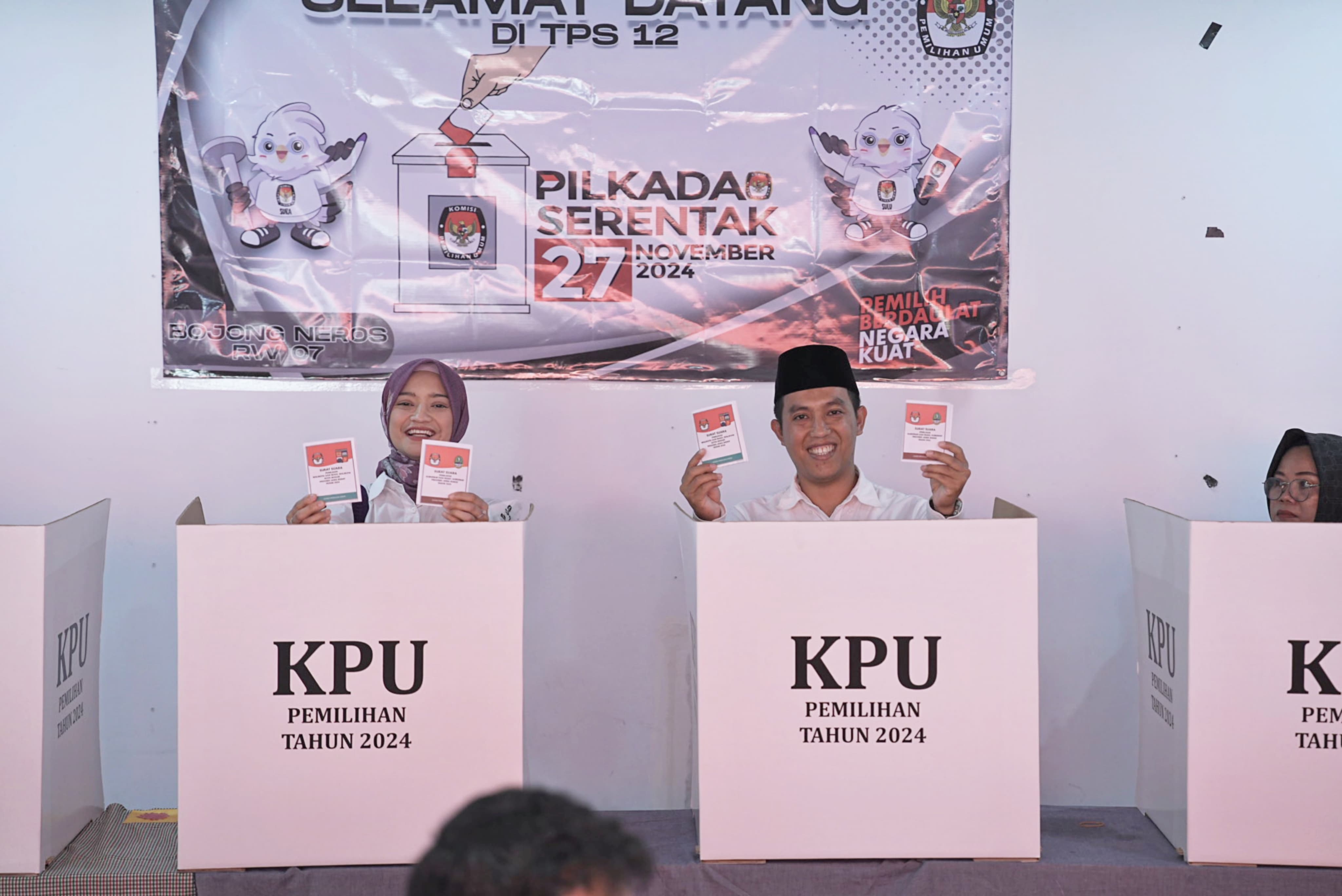 Calon Wali Kota Bogor, Sendi Fardiansyah bersama istrinya Chalida Zulfia menggunakan hak pilihnya di TPS 12 RT/ RW 04/07 Kelurahan Paledang, Kecamatan Bogor Tengah.