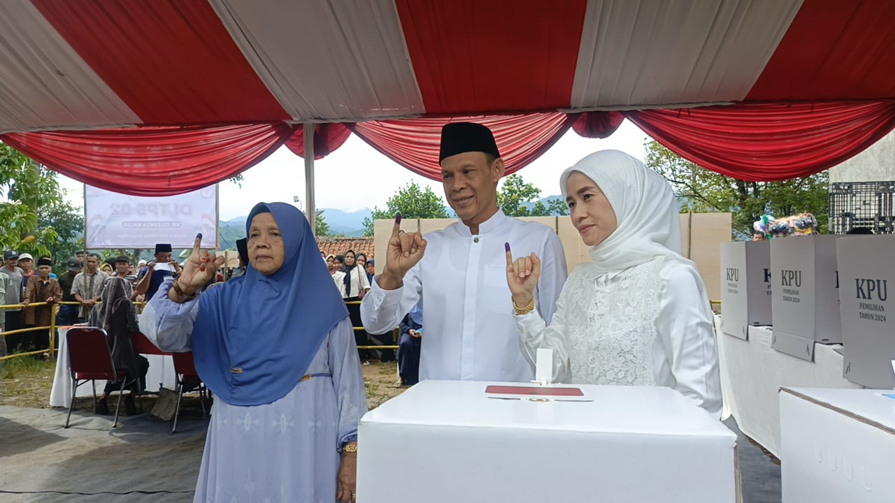 Cawabup Bogor Jaro Ade bersama keluarga usai nyoblos di Cileuksa.