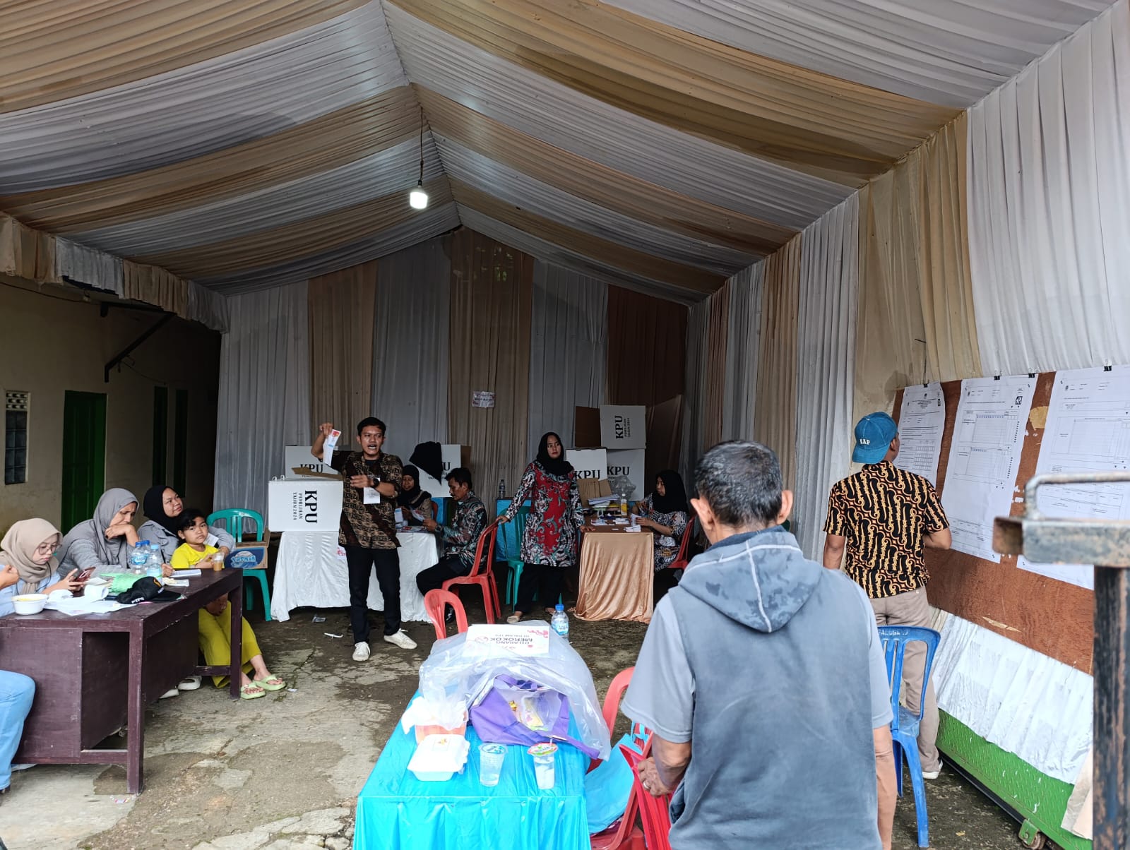 Perhitungan suara di TPS 04 Desa Galuga Kecamatan Cibungbulang, Kabupaten Bogor.