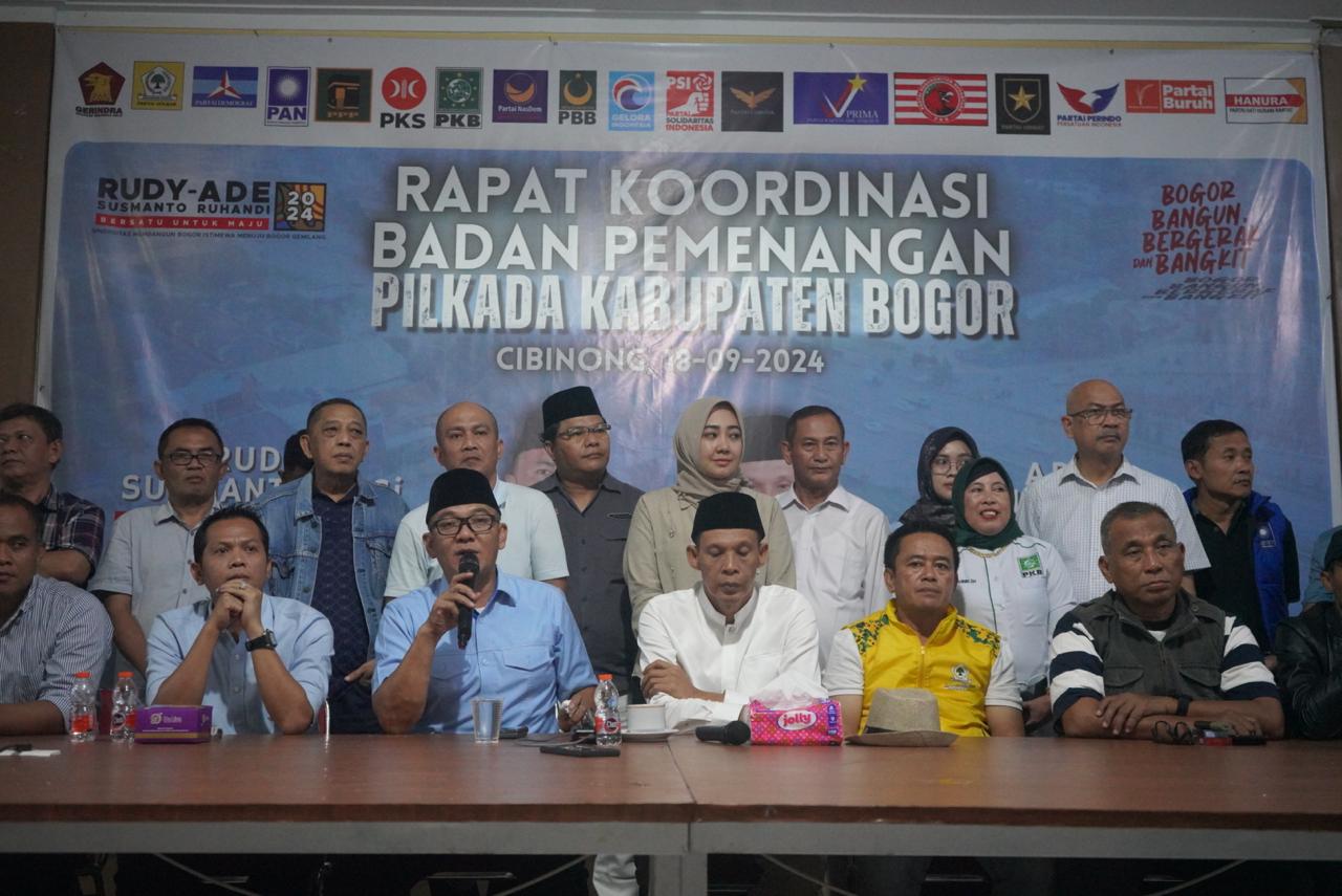 Tim pemenangan pasangan Calon Bupati Bogor Rudy Susmanto dan Jaro Ade saat mengumumkan hasil Quick Count LSI di Sekretariat Bersama, Pakansari, Cibinong, Kabupaten Bogor.