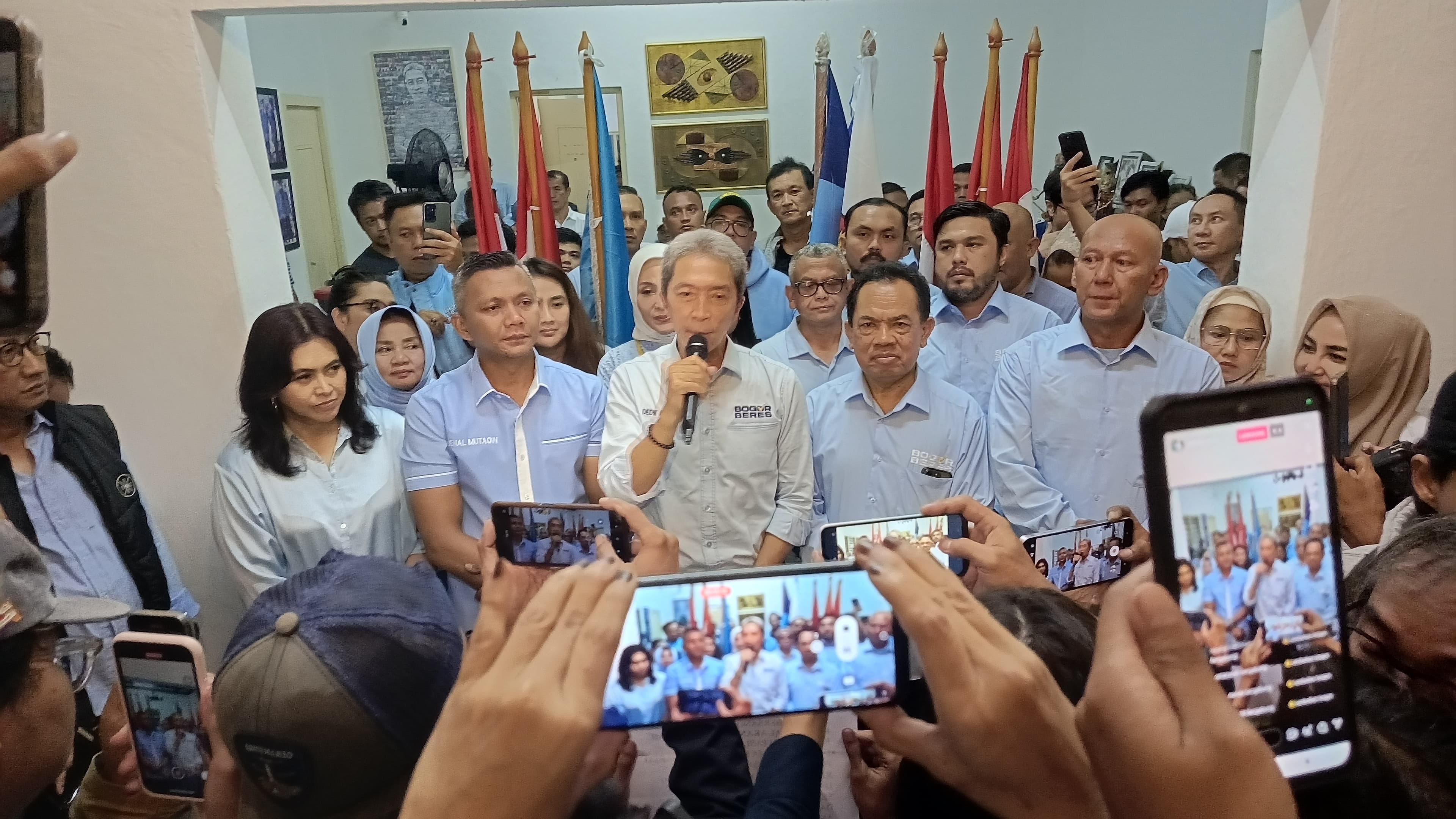 Paslon Cawalkot Bogor Dedie Rachim dan Jenal Mutaqin merayakan kemenangan mereka versi hitung cepat.