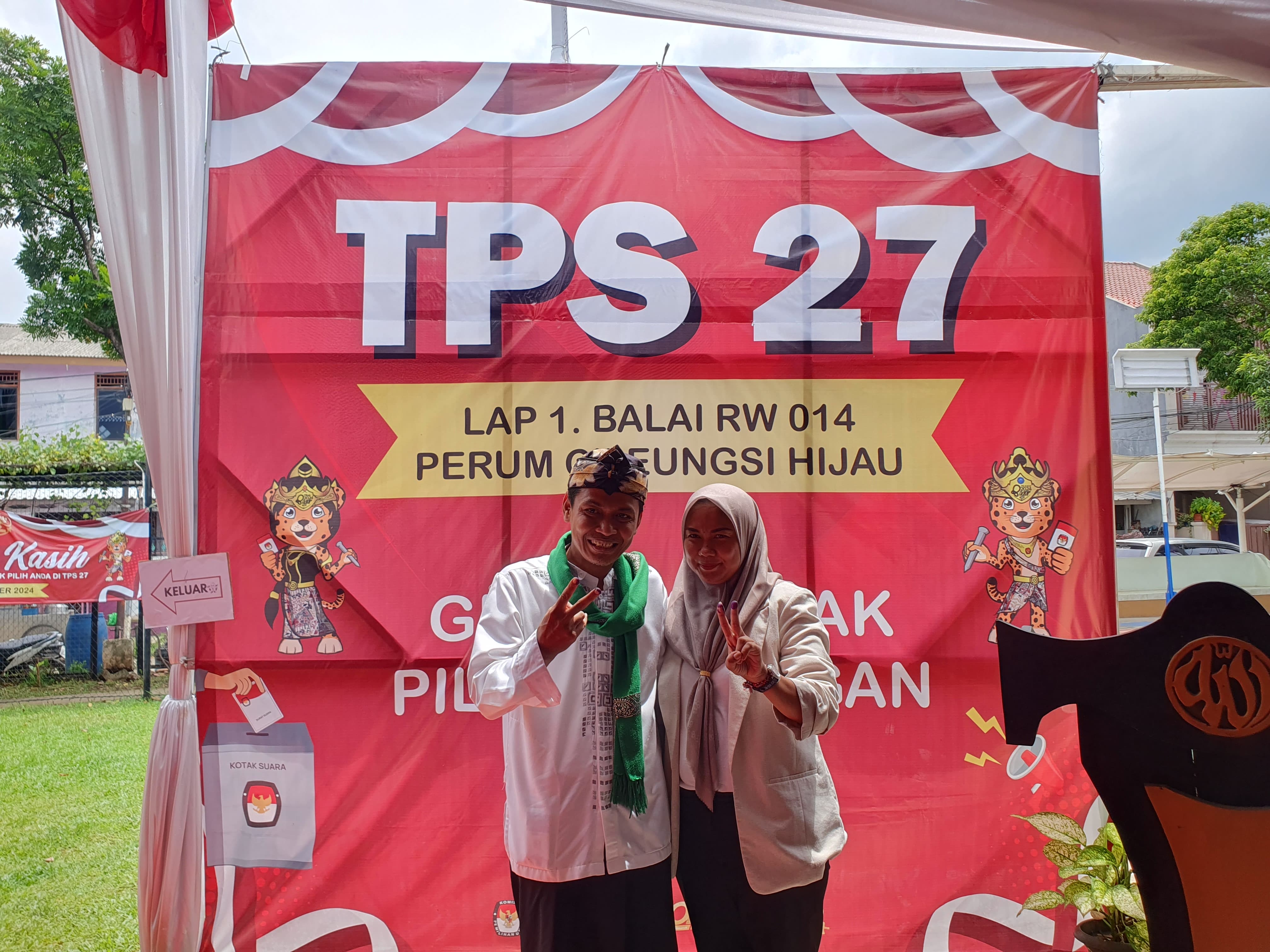 Musyafaur Rahman bersama istri usai menggunakan hak pilihnya di TPS 27 Cileungsi, Kabupaten Bogor.