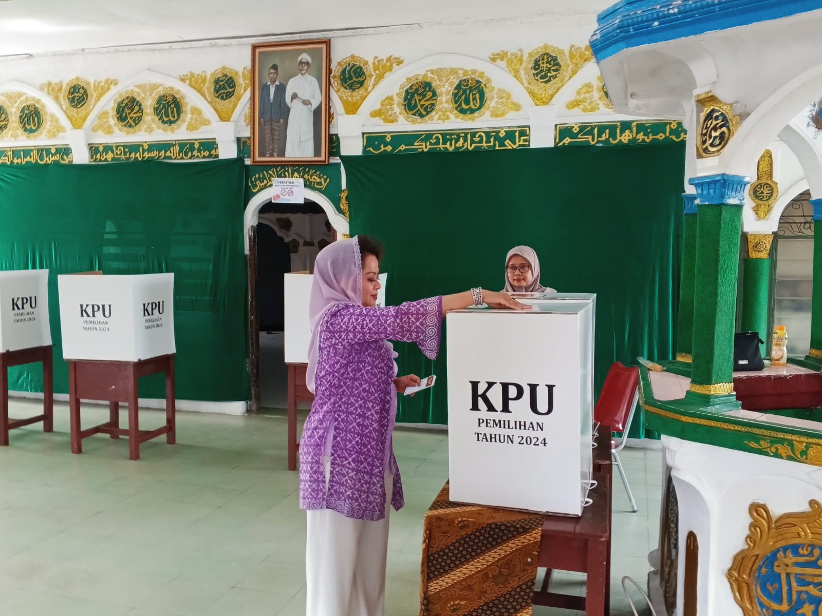 Calon Wakil Wali Kota Bogor Melli Darsa saat menyalurkan hak suara di TPS 07 Kebun Kalapa.