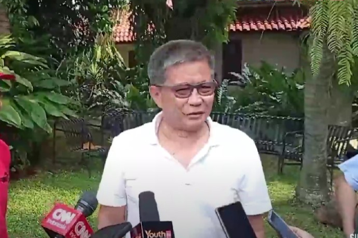 Rocky Gerung saat mendatangi rumah Pramono&nbsp;Anung, Selasa (26/11).